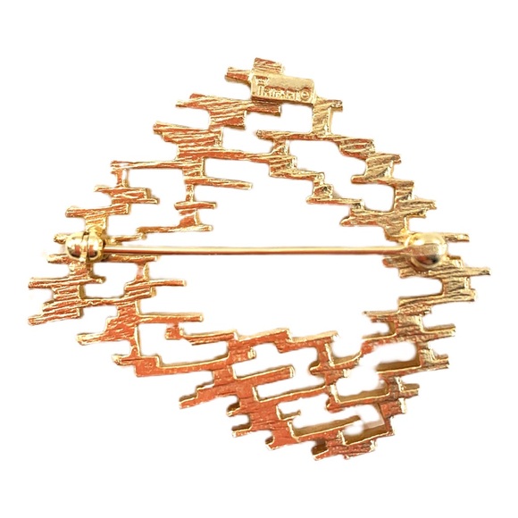 VTG Crown Trifari MCM Brutalist Gold Tone Brooch - Picture 6 of 7